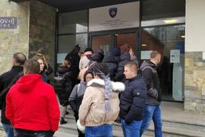 SRBI NA SEVERU KOSMETA: Kosovska policija u Zvečanu legitimisala građane koji su hteli da predaju zahtev za smenu gradonačelnika
