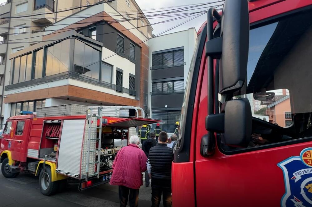 POŽAR U CENTRU NOVOG PAZARA: Zapalila se porodična kuća u Ulici Relje Krilaticea zbog kvara na električnoj instalaciji (VIDEO)