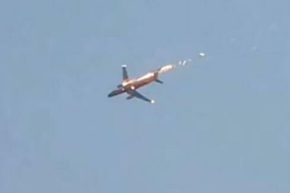 HAOS U AVIONU! Motor se pokvario na visini od 10 kilometara, cela letelica se tresla (VIDEO)