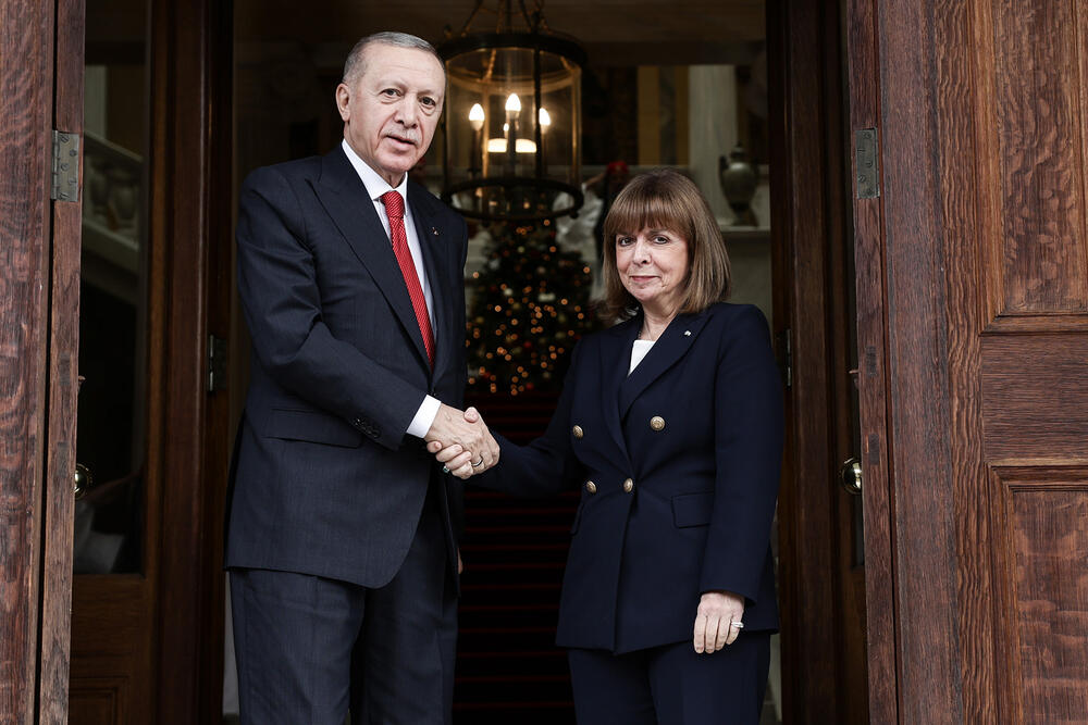 Турскиот претседател Реџеп Таип Ердоган и грчката претседателка Катерина Сакеларопулос