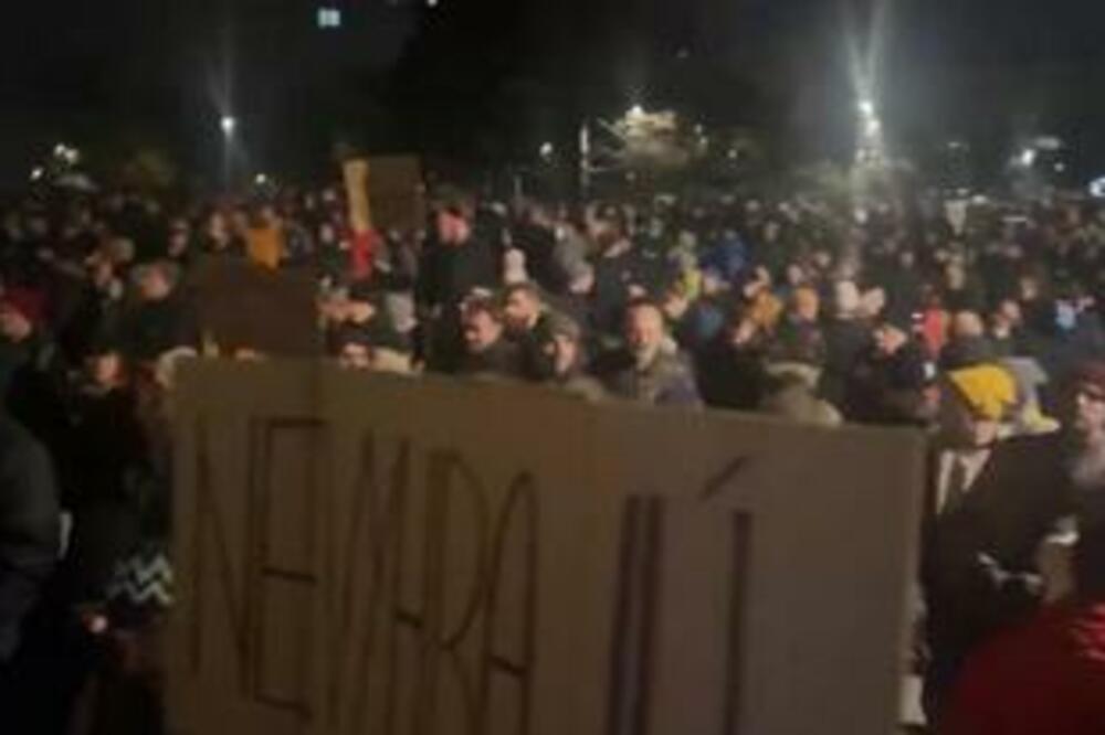 PROTEST U BRATISLAVI: Stotine Slovaka demonstriralo zbog plana vlade da zatvori specijalna tužilaštva za najteža dela!