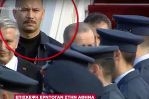 SVI SE PITAJU KO JE MUŠKARAC KOJI PRATI ERDOGANA! Muškarac visok dva metra nije skidao pogled sa turskog predsednika! (VIDEO)