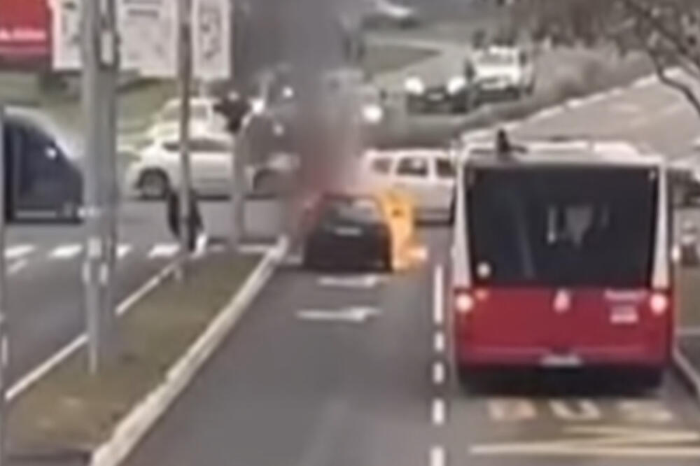 BUKTINJA NASRED RASKRSNICE NA ČUKARICI: Vatra guta vozilo nasred ulice, vozila se preusmeravaju u sporedne ulice (VIDEO)