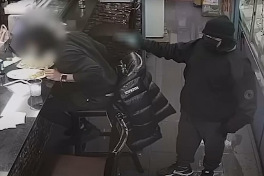GOST RESTORANA UPUCAN U GLAVU: Užasavajući snimak, maskirani razbojnik uleteo sa pištoljem, a onda ISPALIO HITAC (VIDEO)