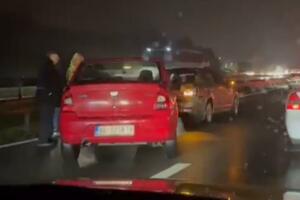 SAOBRAĆAJNA NESREĆA NA AUTO-PUTU KOD ISKLJUČENJA ZA MLADENOVAC: Udes u smeru ka Beogradu, stvaraju se veliki zastoji! (VIDEO)