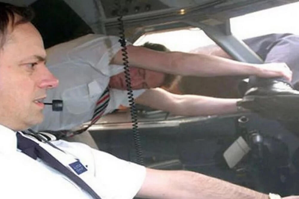 STAKLO PUKLO, PILOT ISISAN KROZ PROZOR AVIONA: Stravična scena na 5.000 METARA visine zbog sitne greške, PANIKA u letelici (VIDEO)