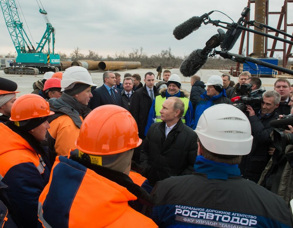 Putin sa radnicima koji su gradili Krimski most na Tuzli u martu 2016.