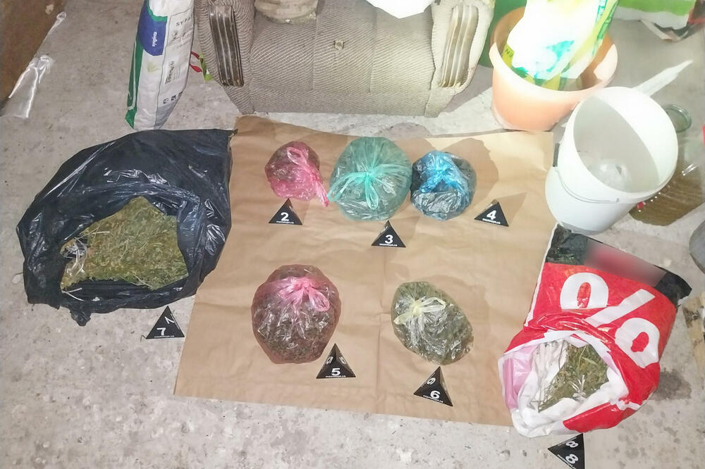 UHAPŠEN DILER IZ ŠIDA: Policija pretresla kuću i našla drogu i digitalnu vagicu, određeno mu zadržavanje do 30 dana
