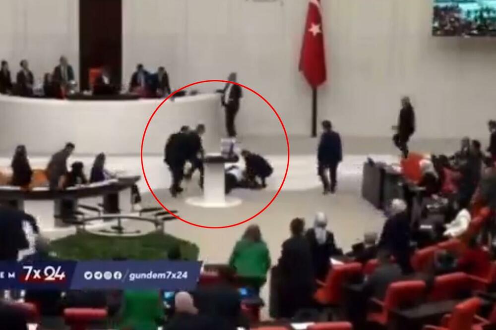 TURSKI POSLANIK PROKLEO IZRAEL PA DOŽIVEO INFARKT: Neviđena drama u parlamentu, pao nakon govora, trče da mu pomognu (VIDEO)