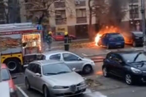 IZGOREO AUTOMOBIL NA PARKINGU U NOVOM SADU! Vatra buknula iz haube, vatrogasci se pojavili za samo nekoliko minuta! (VIDEO)