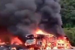 STRAŠNA SAOBRAĆAJNA NESREĆA U VENECUELI Kamion uleteo na mesto nesreće, ljudi poginuli na mestu (VIDEO)