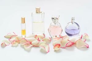 SAVRŠENE MIRISNE NOTE ZA NJU I NJEGA: Obradujte nekog i izaberite očaravajući parfem!