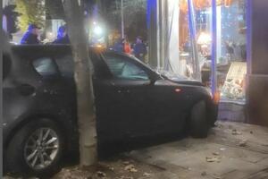 ZAKUCAO AUTOMOBIL U IZLOG NA DORĆOLU! Saobraćajka na uglu Francuske i Cara Dušana, sve polomljeno! (FOTO)
