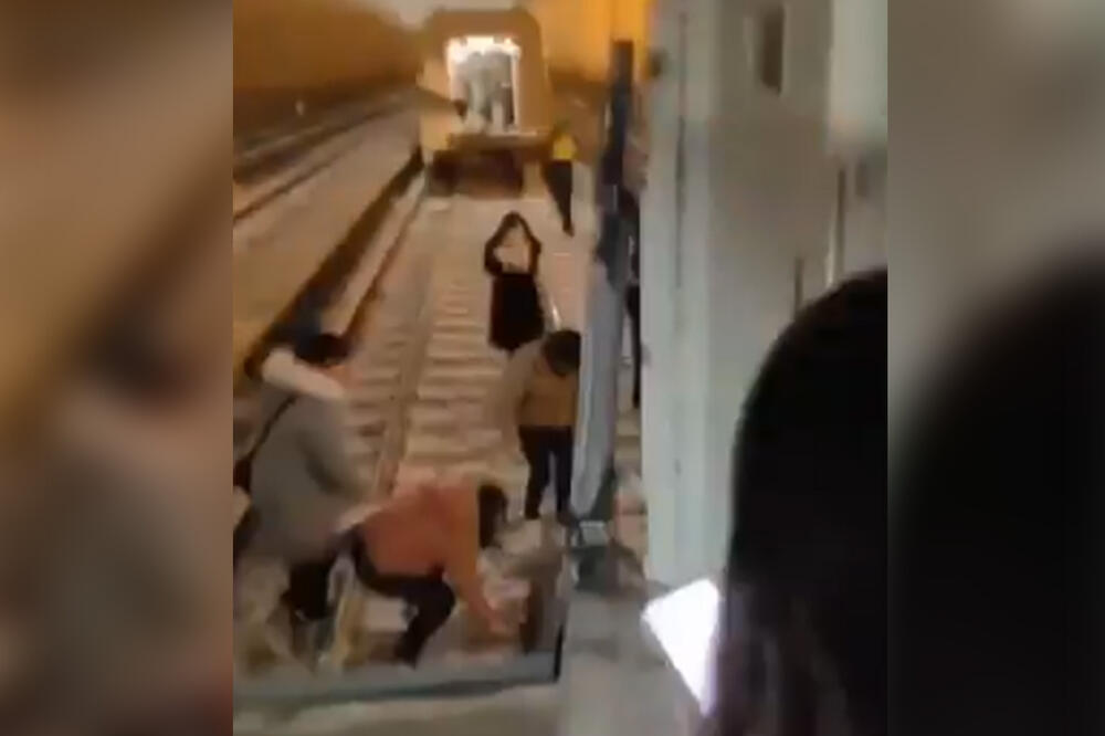 STRAVIČNA NESREĆA U PEKINGU: Sudar vozova u metrou, više od 500 ljudi povređeno! Hitno prevezeni u bolnicu (VIDEO)