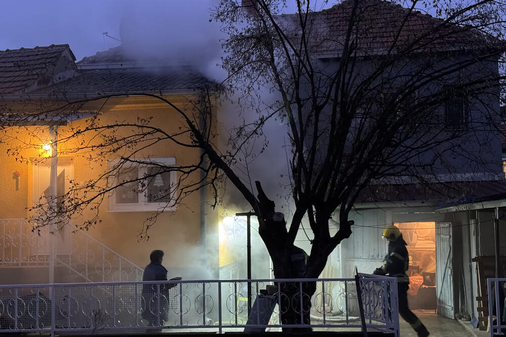 VELIKI POŽAR U ČAČKU: Vatra progutala sušaru, dim se širi celim naseljem (FOTO)