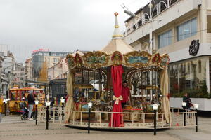 U OKVIRU ZIMSKOG FESTIVALA: Na lozničkom šetalištu otvoren osmi Novogodišnji bazar (FOTO)