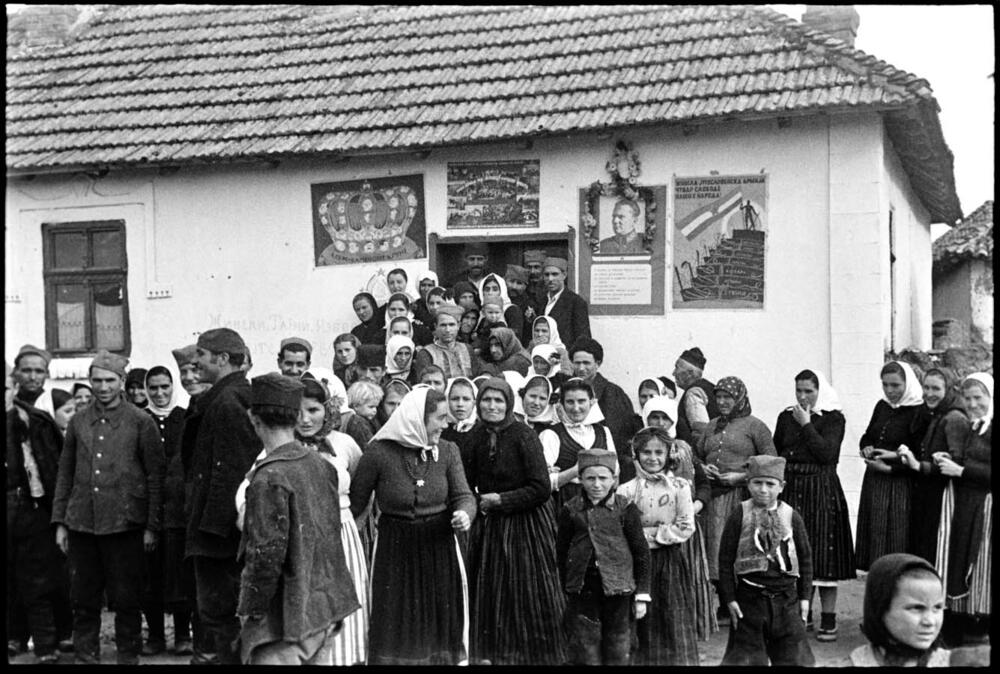 Tek posle  Drugog svetskog  rata izborno pravo je  postalo opšte za sve  punoletne građane  Srbije, uključujući  i žene
