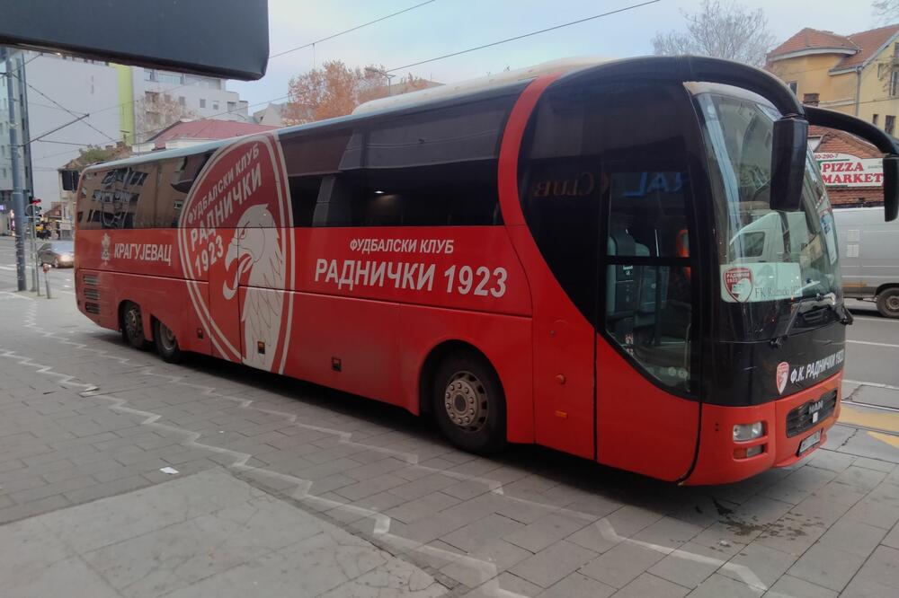 NESVAKIDAŠNJI INCIDENT PRE UTAKMICE S PARTIZANOM: Obijen autobus Radničkog! Kragujevčani ostali bez opreme (FOTO)