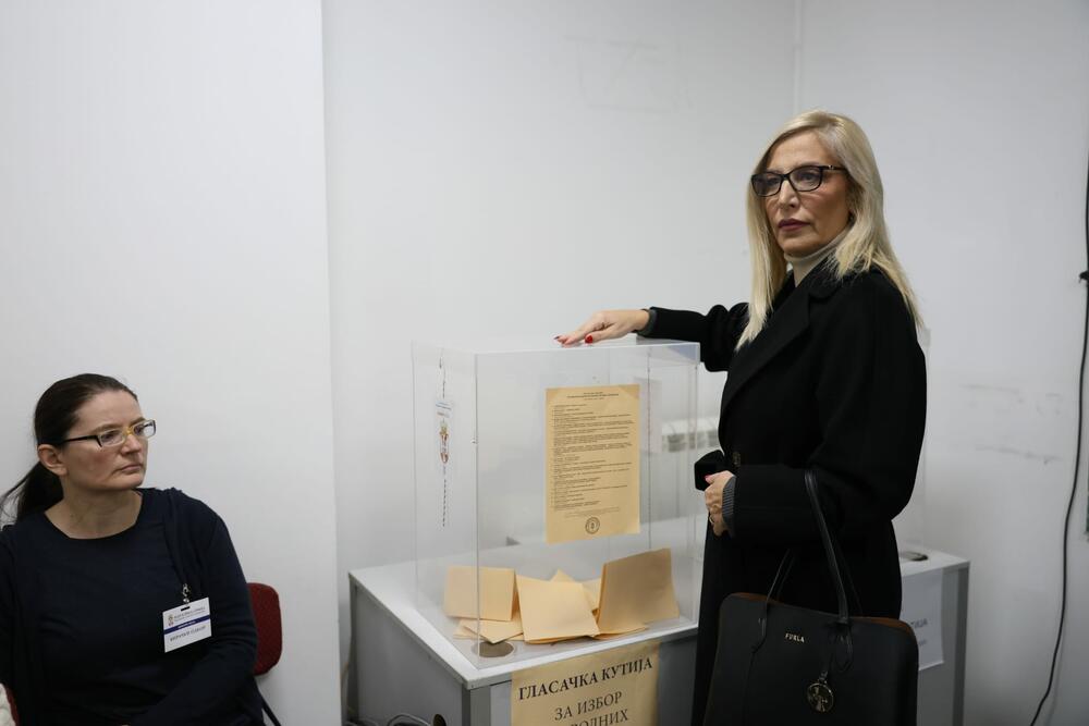 izbori 2023, glasanje, izbori, glasačka kutija, biračko mesto, Maja Popović