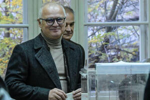 MINISTAR VESIĆ GLASAO: Prvi stigao na svoje biračko mesto na Vračaru