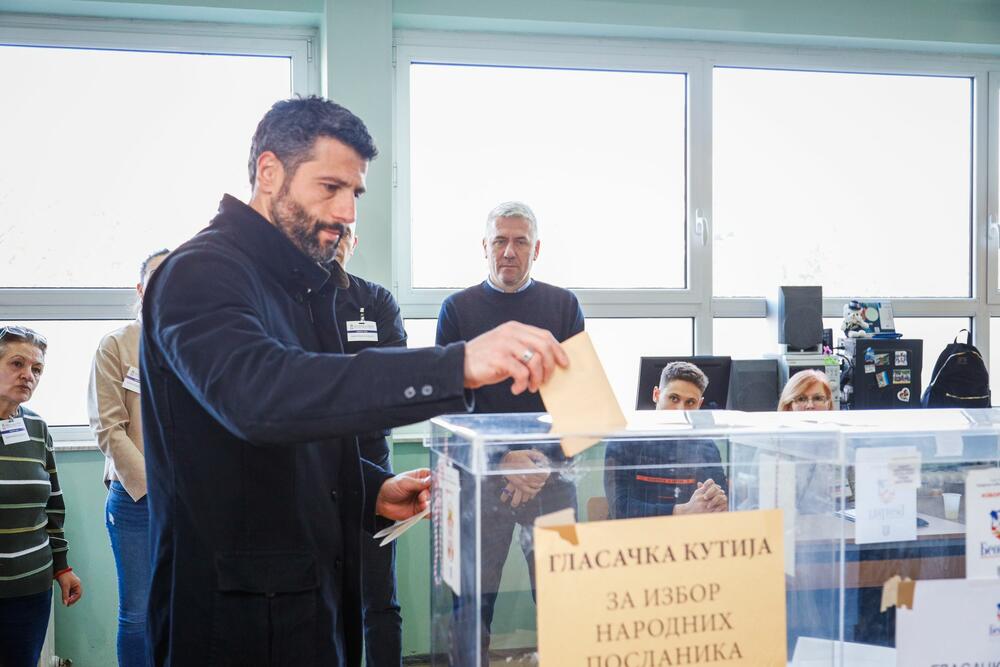 izbori 2023, glasanje, izbori, glasačka kutija, biračko mesto, Aleksandar Šapić