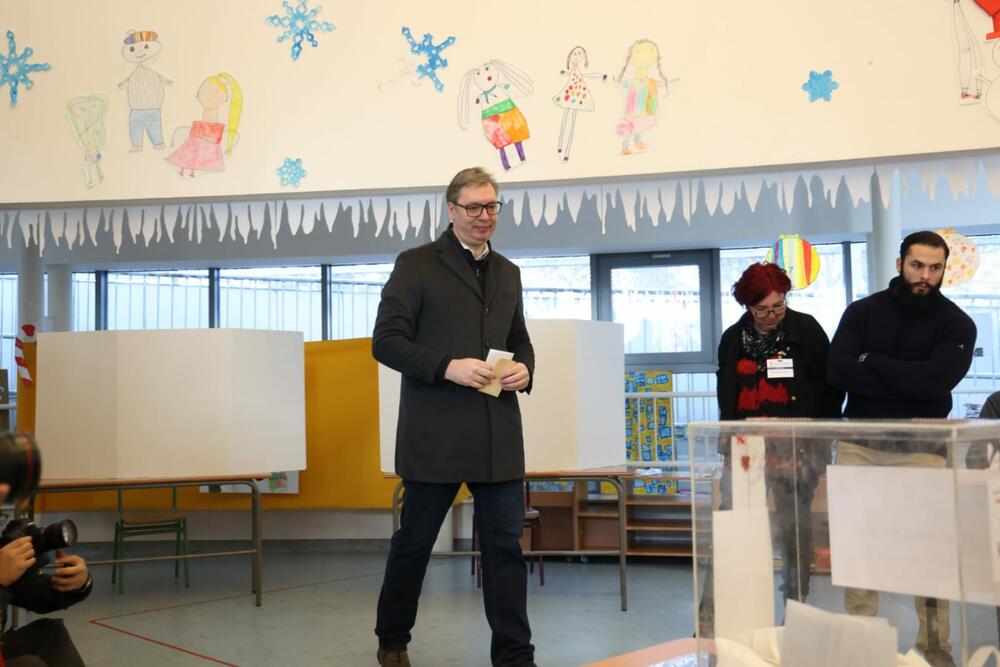 izbori 2023, glasanje, izbori, biračko mesto, glasačka kutija, Aleksandar Vučić