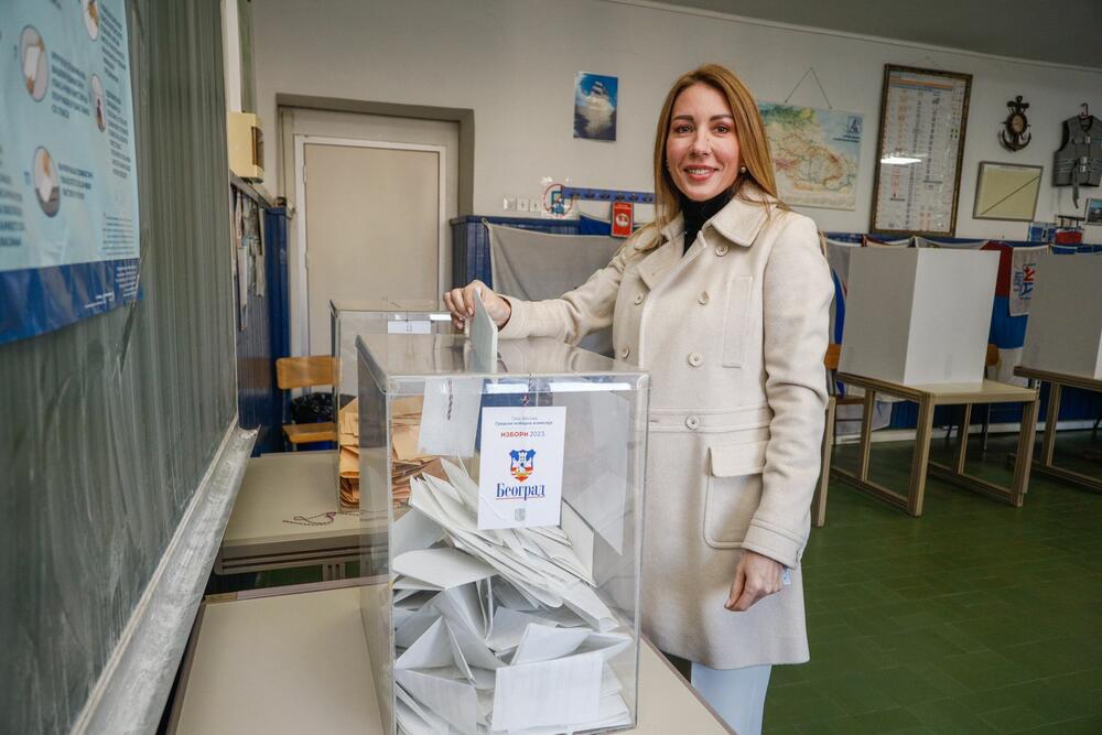 izbori 2023, glasanje, izbori, glasačka kutija, biračko mesto, Dubravka Đedović
