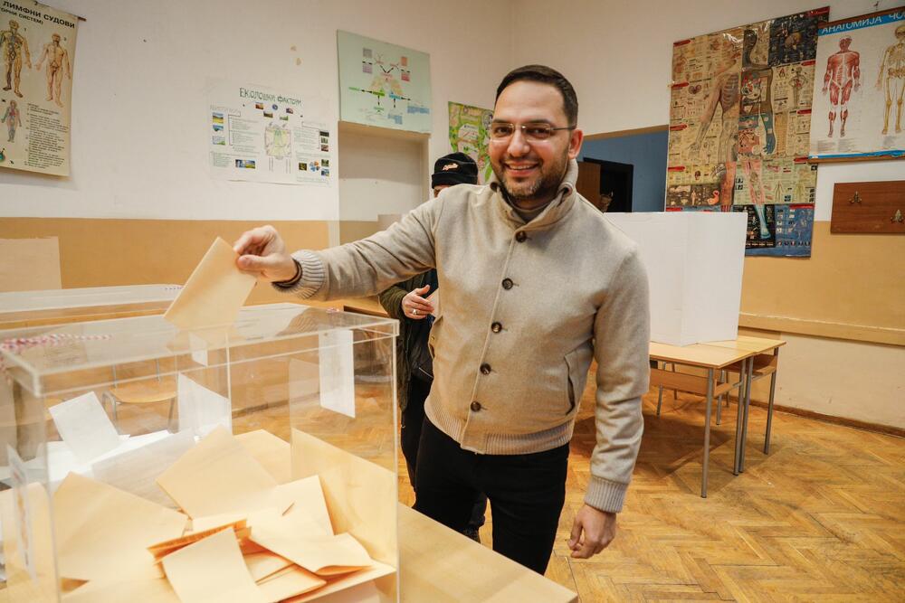izbori 2023, glasanje, izbori, glasačka kutija, biračko mesto, Damir Handanović