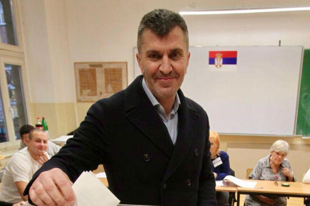 GLASAO DIREKTOR POŠTE: Zoran Đorđević na glasačkom mestu u ETŠ
