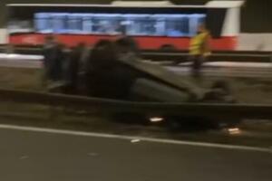 AUTO NA KROVU, OGRADA UNIŠTENA! HAOS NA BUBANJ POTOKU: Teška saobraćajna nesreća na auto-putu kraj Beograda! (VIDEO)