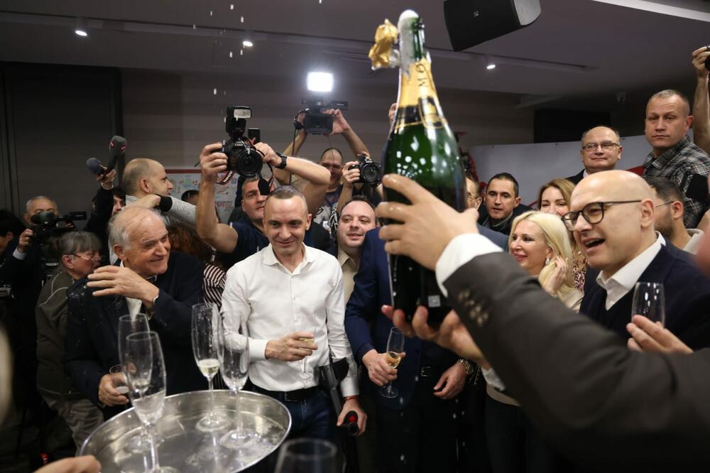 NE MOŽE NAM NIKO NIŠTA! Pobeda liste "Srbija ne sme da stane" slavila se u štabu SNS-a uz harmoniku, otvoren i šampanjac (VIDEO)