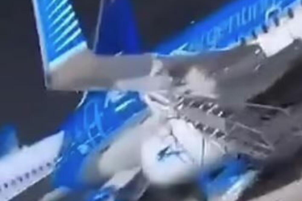 UŽAS NA AERODROMU Olujni vetar "nosio" avion, deo krila udario u zgradu (VIDEO)