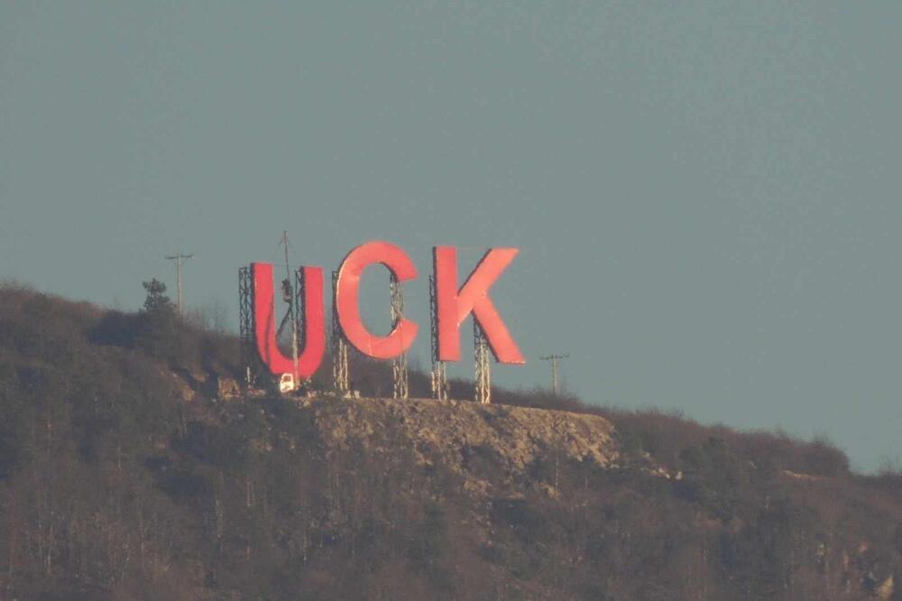 NOVO ZASTRAŠIVANJE SRBA NA KOSMETU: Veliki UČK znak postavljen na brdu Crnuša iznad Kosovske Mitrovice (FOTO)