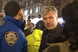 HAOS NA PROTESTU ZBOG PROBLEMATIČNOG GLUMCA: Aleka Boldvina isprovocirali na ulici, pale PSOVKE, umešala se i POLICIJA (VIDEO)