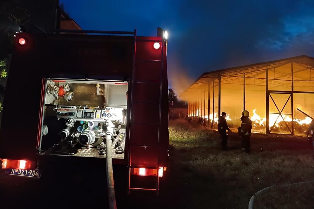 PRVE SLIKE VELIKOG POŽARA U KRAGUJEVCU Sedam vatrogasnih ekipa se borilo sa stihijom! Vlasnik objekta SUMNJA na jednu stvar (FOTO)