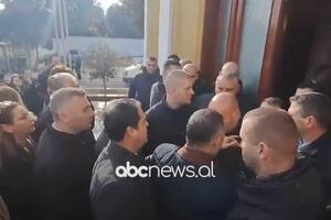 PONOVO ŽESTOKO U SKUPŠTINI ALBANIJE! Poslanici se POTUKLI sa obezbeđenjem (VIDEO)