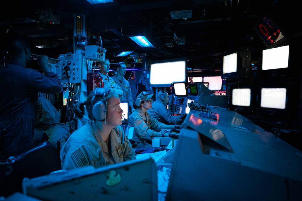 Екипажот на американскиот воен брод „УСС Керни“