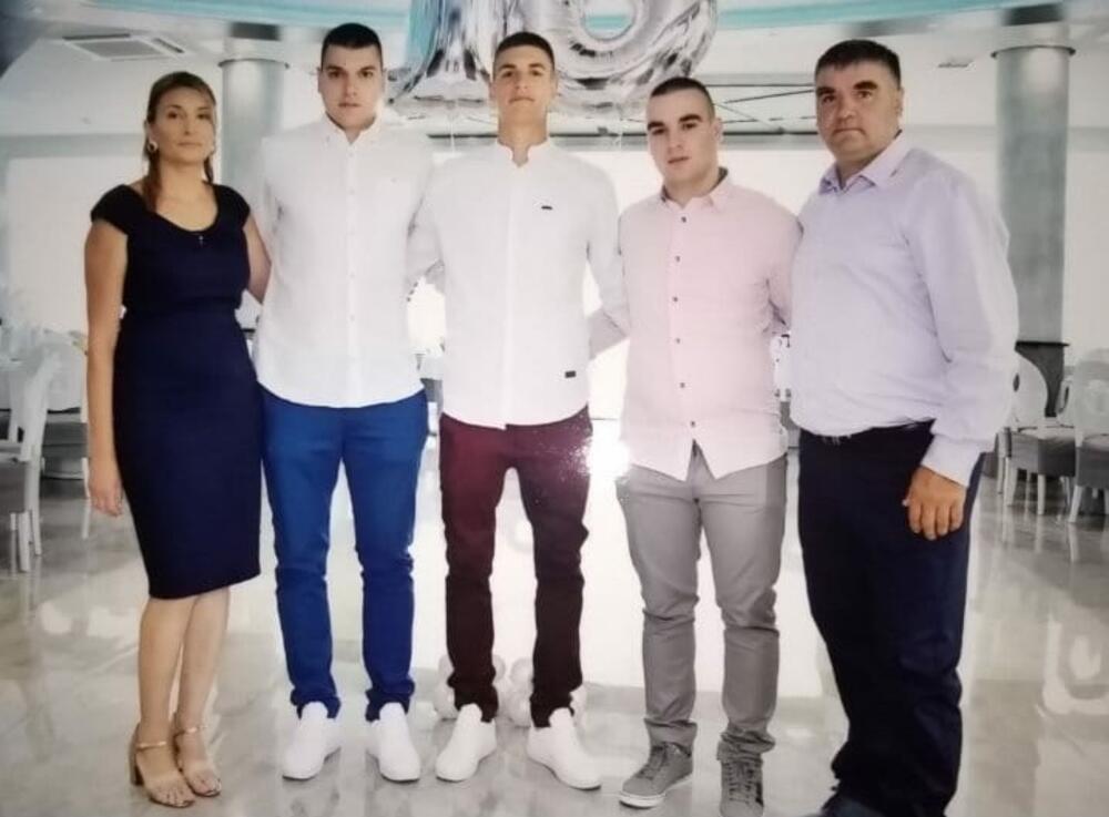 porodica mitrović - biljana njena trojica sinova i njen suprug 