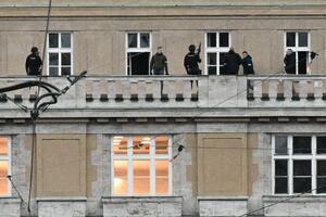 PRVA SLIKA NAPADAČA NA FAKULTETU U PRAGU: Pucač na krovu s puškom, studenti panično izašli s podignutim rukama (VIDEO, FOTO)