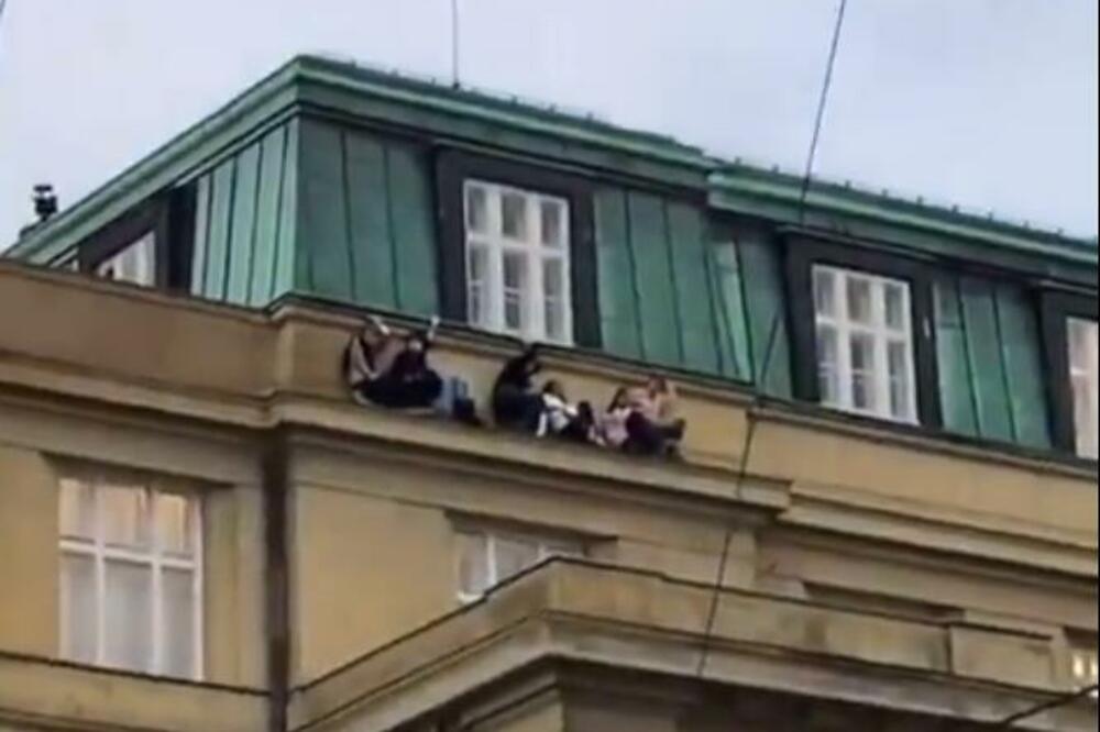DRAMA U PRAGU: Studenti se od napadača sakrili na simsu (FOTO)