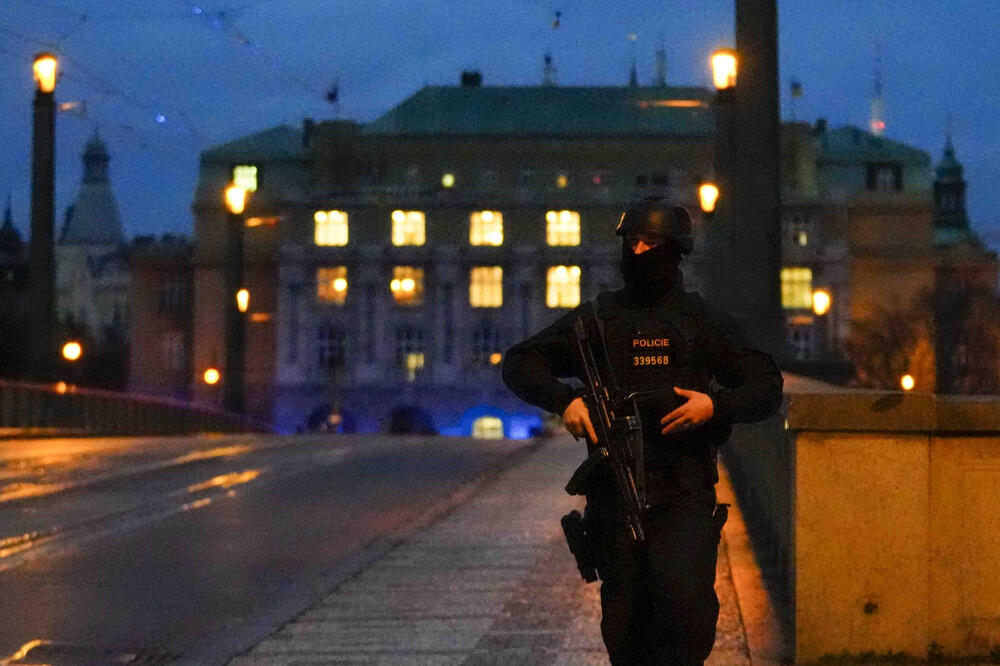 "IMALA SAM ČAS KAD JE UPAO I POČEO DA VIČE" Studentkinja iz Praga opisala SCENE UŽASA tokom masakra: Odjednom smo čuli PUCNJE FOTO