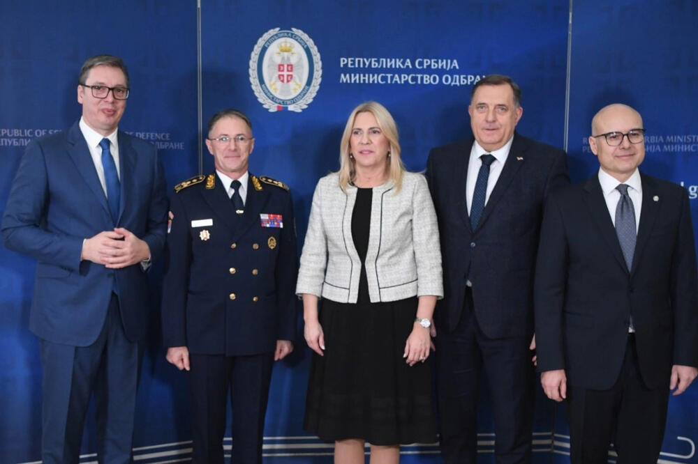 OZBILJNO SMO UNAPREDILI I OSNAŽILI VOJSKU SRBIJE! Vučić na svečanom prijemu Ministarstva odbrane u Domu garde (FOTO)