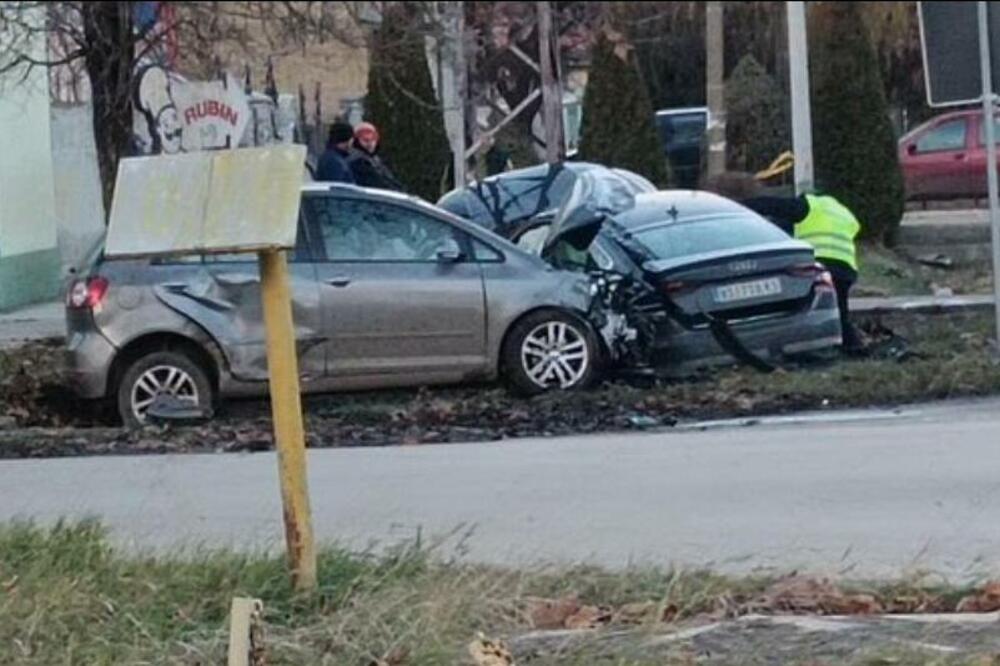 TEŠKA NESREĆA U TEMERINU: Devojka se automobilom zakucala u "audi", vozila uništena! FOTO