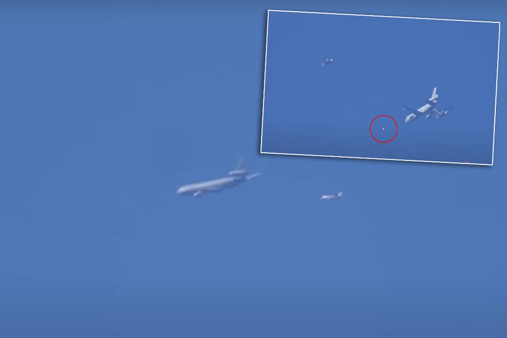 "MALO ME STRAH DA GLEDAM" Hteli da snime kako F-35 prati Bajdenov avion, ali misteriozna letelica UPALA U KADAR (VIDEO)