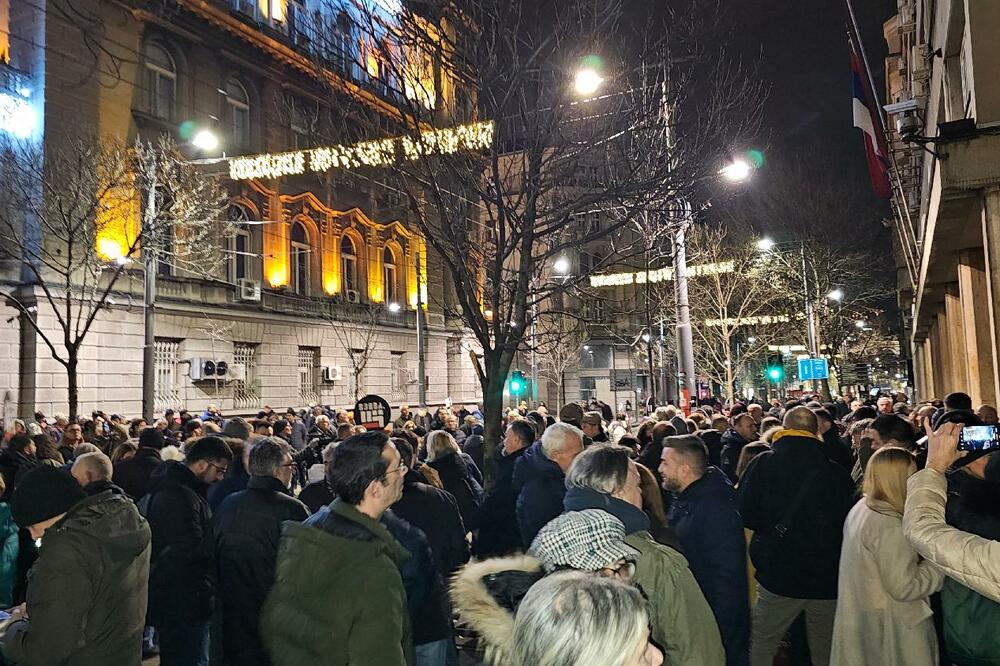 POČEO PROTEST ISPRED RIK-a: Blokiran saobraćaj u Ulici kralja Milana