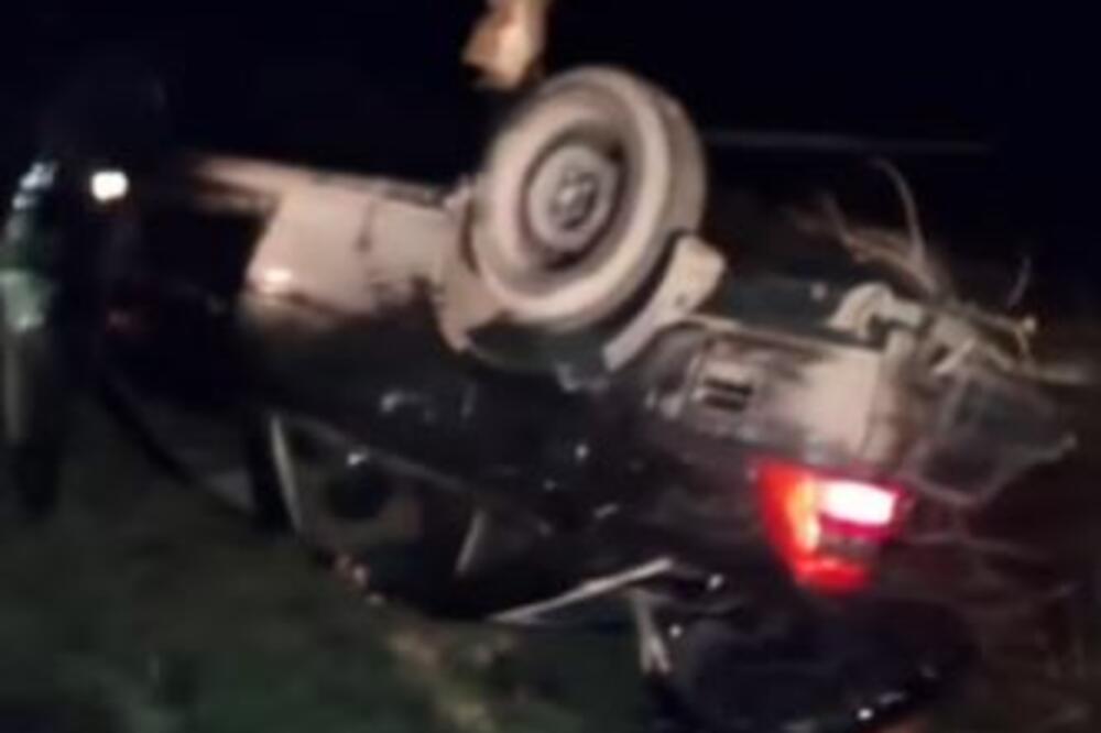 TEŠKA SAOBRAĆAJKA NA PUTU RATKOVO - PIVNICE: Automobil se prevrnuo na krov, potpuno je uništen (VIDEO)