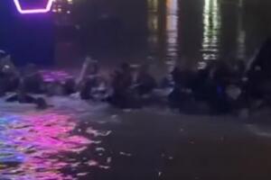 NOVI DRAMATIČAN SNIMAK SA KARTELA: Splav počeo da tone, onda je usledio HAOS! Ljudi uz vrisku skakali u vodu FOTO/VIDEO