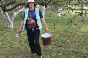 "MOTIKA JE ČUDO" Naša čuvena glumica sama OKOPAVA BAŠTU i kreči stabla, a evo kako izgleda njeno seosko imanje s DRVENOM KUĆICOM