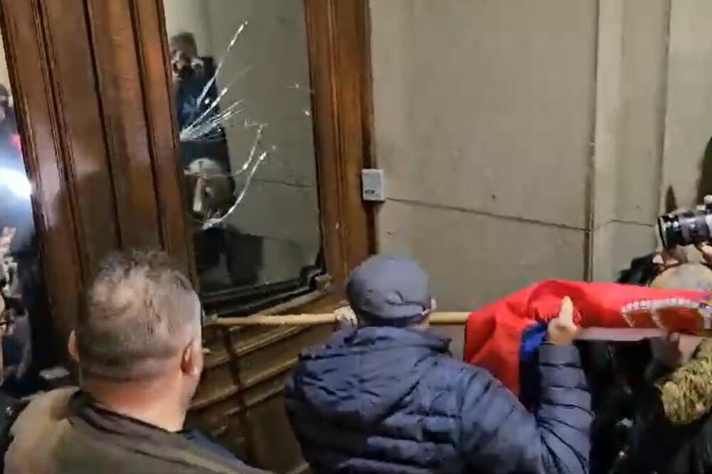 "OPOZICIJA POKUŠALA SCENARIO RUŠENJA VLASTI IZ UKRAJINE?!" Stručnjaci tvrde: Strane ambasade u Beogradu su bile upletene