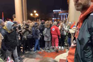 DAJ SAD DINAMIT! MIKI, GURAJ JAČE! Ovako su Zelenović i Aleksić huškali masu ispred Skupštine grada! Strašne scene nasilja (VIDEO)